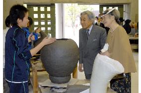 Emperor, empress watch Shigaraki pottery manufacturing