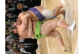 Ozeki Kaio ushers out Miyabiyama at Kyushu sumo