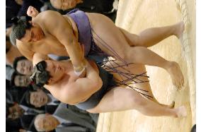 Hakuho bounces back on 2nd day of Kyushu sumo