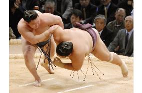 Hakuho tosses aside Miyabiyama on 3rd day of Kyushu sumo