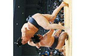 Yokozuna Hakuho 1 beats Dejima at Kyushu sumo