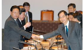 2 Koreas agree to launch cross-border cargo railway service Dec. 11