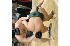 Yokozuna Hakuho beats fellow Mongolian Kakuryu at Kyushu sumo