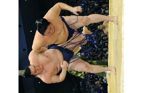 Hakuho stays in hot pursuit at Kyushu sumo