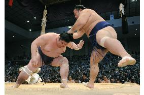Chiyotaikai stays in lead despite fall at Kyushu sumo