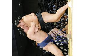 Hakuho beats Kyokutenho at Kyushu sumo