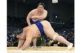 Chiyotaikai drops out of sole possession of lead at Kyushu sumo