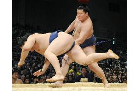 Hakuho shares lead with 3 on 11th day of Kyushu sumo