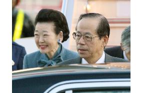 Fukuda arrives home after Asia-Pacific summit in Singapore