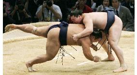 Hakuho takes lead with win over Chiyo at Kyushu sumo