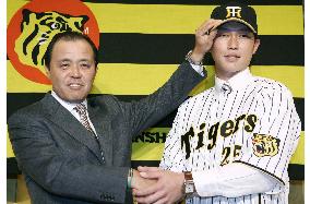 Hanshin signs free agent Arai to 4-year contract