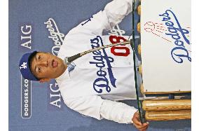 L.A. Dodgers introduce Japanese right-hander Kuroda