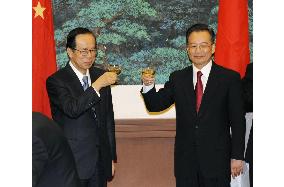 Fukuda, Wen agree to cooperate in enhancing bilateral relations