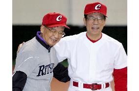Fukuda plays catch with Premier Wen Jiaobao in Beijing