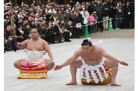 Hakuho performs dedicatory sumo rites at Meiji Jingu