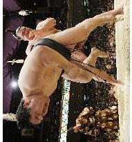 Kisenosato stuns Asashoryu at New Year sumo meet