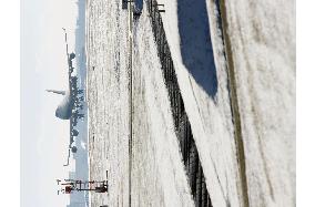 Narita runway covered by snow after 1st snowfall of the season
