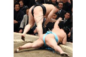 Asashoryu escapes defeat on 5th day of New Year sumo