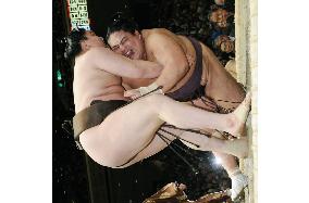 Hakuho makes it 7-0 at New Year sumo
