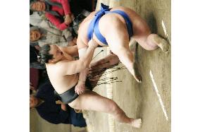 Asashoryu still in hunt at New Year sumo