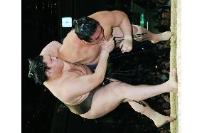 Hakuho beats Wakanosato at New Year sumo