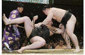 Asashoryu still on collision course with Hakuho at New Year sumo