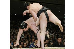 Hakuho stunned to share lead with Asa at New Year sumo