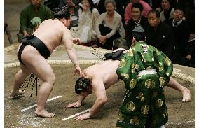 Asashoryu, Hakuho share lead on 11th day of New Year sumo