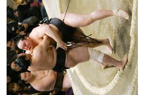 Hakuho, Asashoryu still even on 12th day of New Year sumo