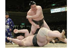 Hakuho, Asashoryu still even on 12th day of New Year sumo