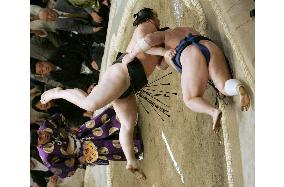 Asashoryu, Hakuho moving toward inevitable battle
