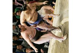 Asashoryu, Hakuho moving toward inevitable battle