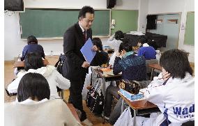 Tokyo junior high school starts classes offered by cram school