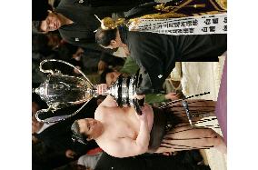 Hakuho downs Asashoryu to win New Year sumo
