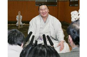 Hakuho wins 3rd straight title at New Year Grand Sumo Tournament