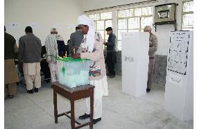 Pakistani voters cast ballots in general election