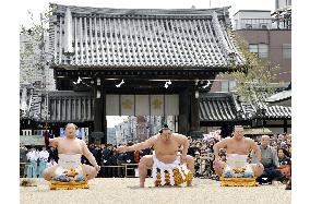 Asashoryu performs sumo ring ritual at Osaka shrine