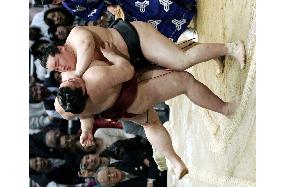 Mongolian grand champion Asashoryu takes revenge