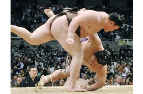 Mongolian grand champion Hakuho gets off to winning start