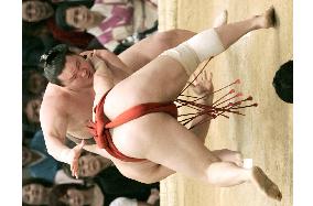 Hakuho improves to 2-0 at spring sumo