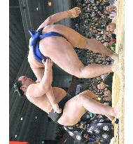 Asashoryu improves to 2-0 at spring sumo