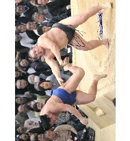 Asashoryu improves to 2-0 at spring sumo