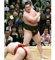 Hakuho improves to 2-0 at spring sumo