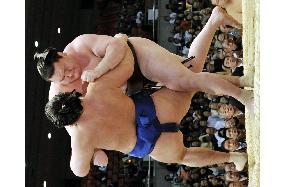 Birthday boy Hakuho stays perfect at spring sumo