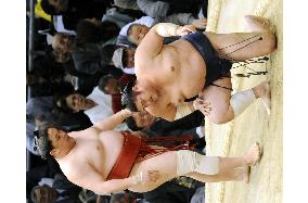 Kotomitsuki suffers third loss at spring sumo