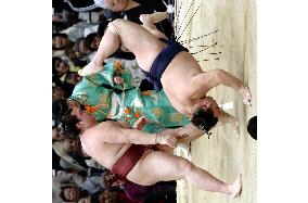 Chiyotaikai defeated by Kisenosato at spring sumo