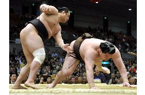 Grand champion Hakuho suffers defeat