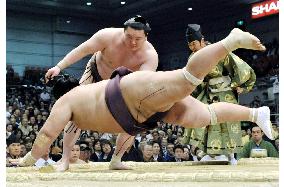 Grand champion Hakuho rebounds from defeat