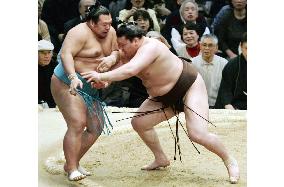 Hakuho defeats Toyonoshima, improves to 5-1