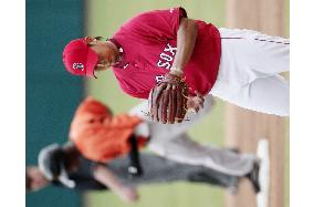 Matsuzaka allows home run by Orioles' Mora